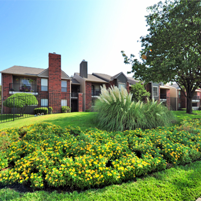 Greenbriar Apartments In Plano | Exterior Walkway