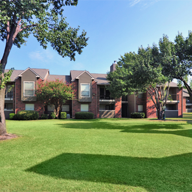 Greenbriar Apartments Plano TX | Courtyard