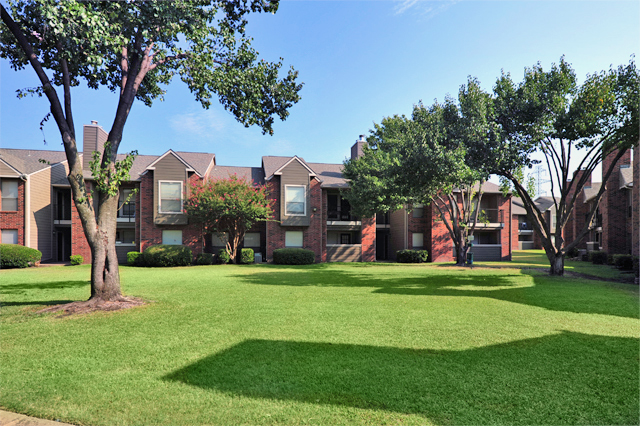 Greenbriar Apartments Plano TX | Courtyard