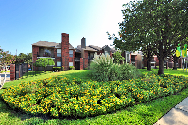 Greenbriar Apartments In Plano | Exterior Walkway